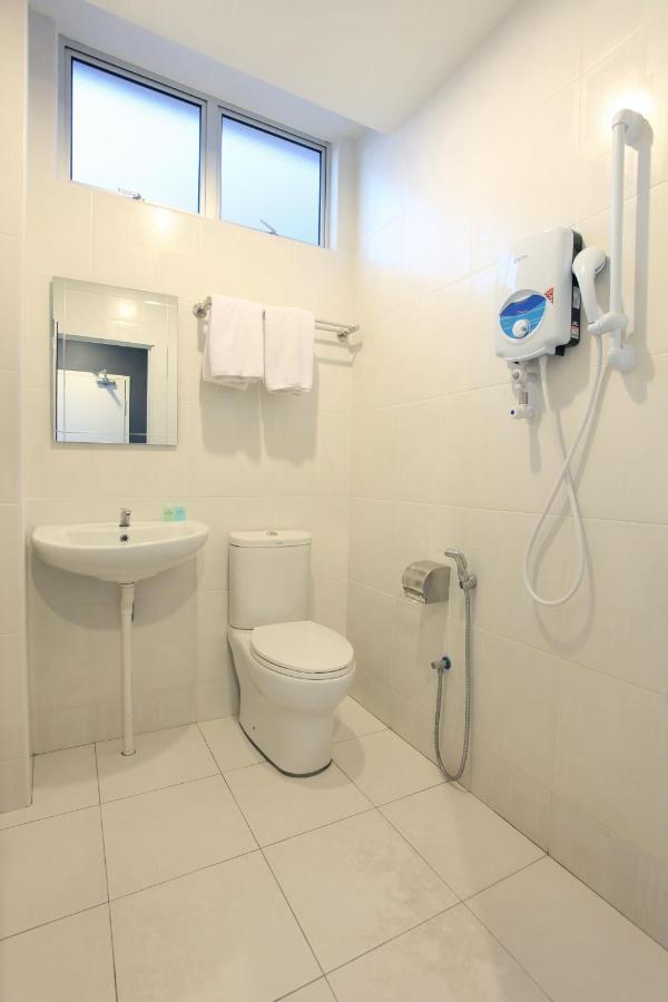 Wan Loong Hotel Pontian Kecil Bagian luar foto