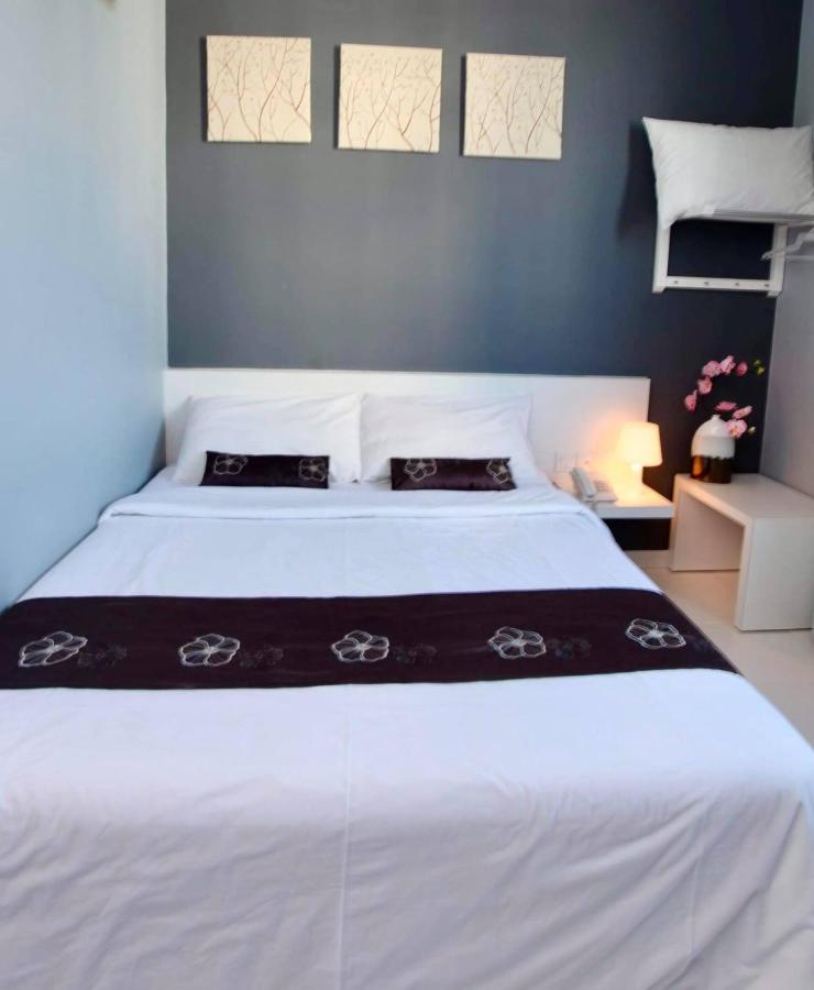 Wan Loong Hotel Pontian Kecil Bagian luar foto