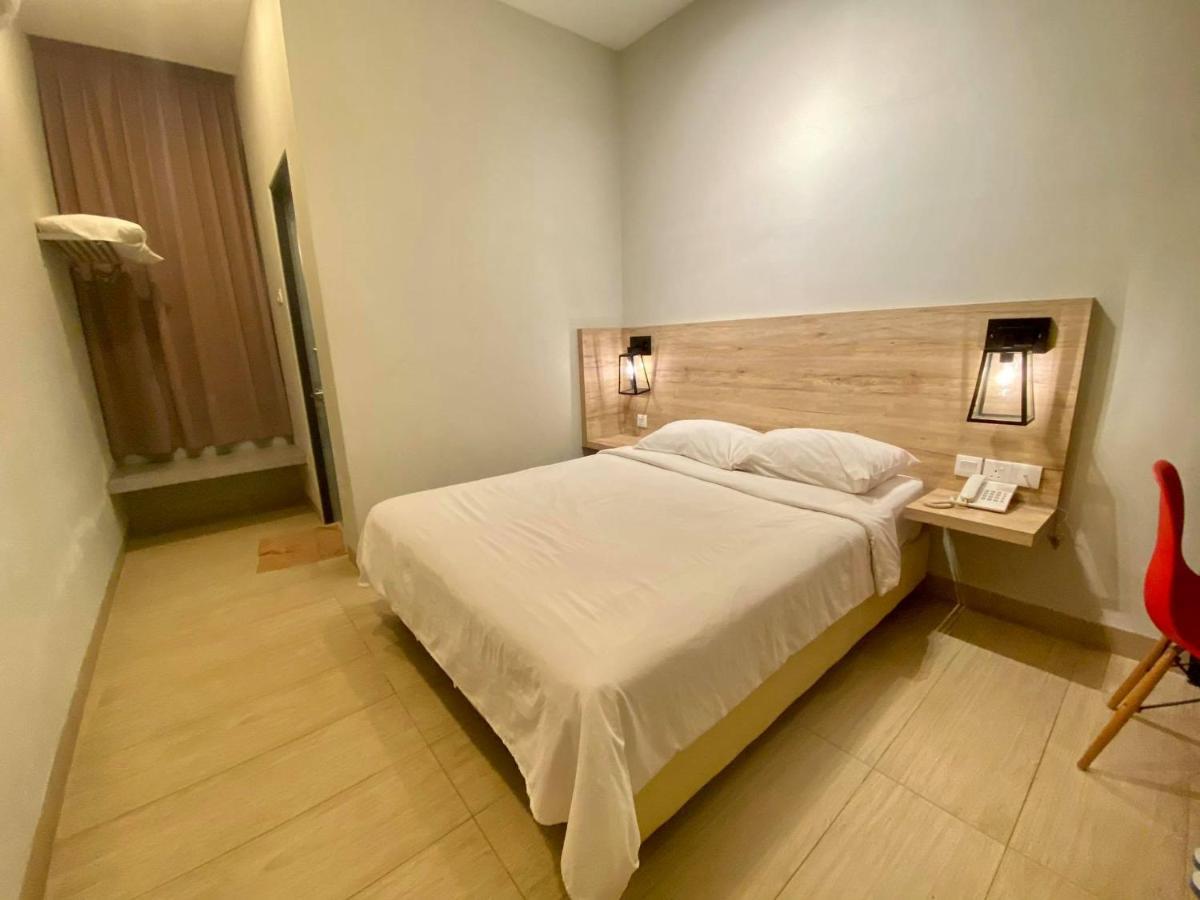 Wan Loong Hotel Pontian Kecil Bagian luar foto